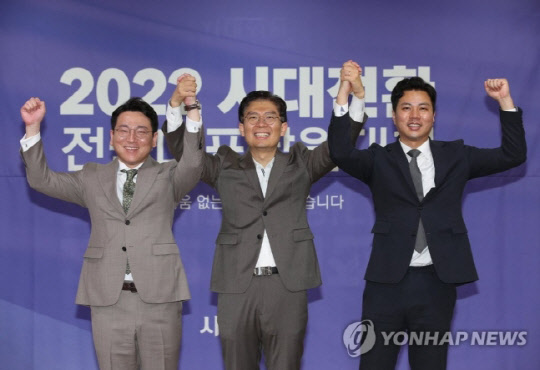 16일 오후 서울 여의도 국회 의원회관에서 열린 시대전환 전당대회에서 대표에 재당선된 조정훈 대표(가운데)가 김태훈(오른쪽), 이종학 신임 최고위원과 기념촬영을 하고 있다. <국회사진기자단, 연합뉴스>